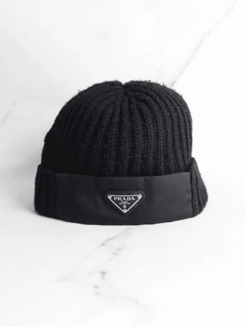 Touca Prada Re-Nylon Triangle Logo Preta