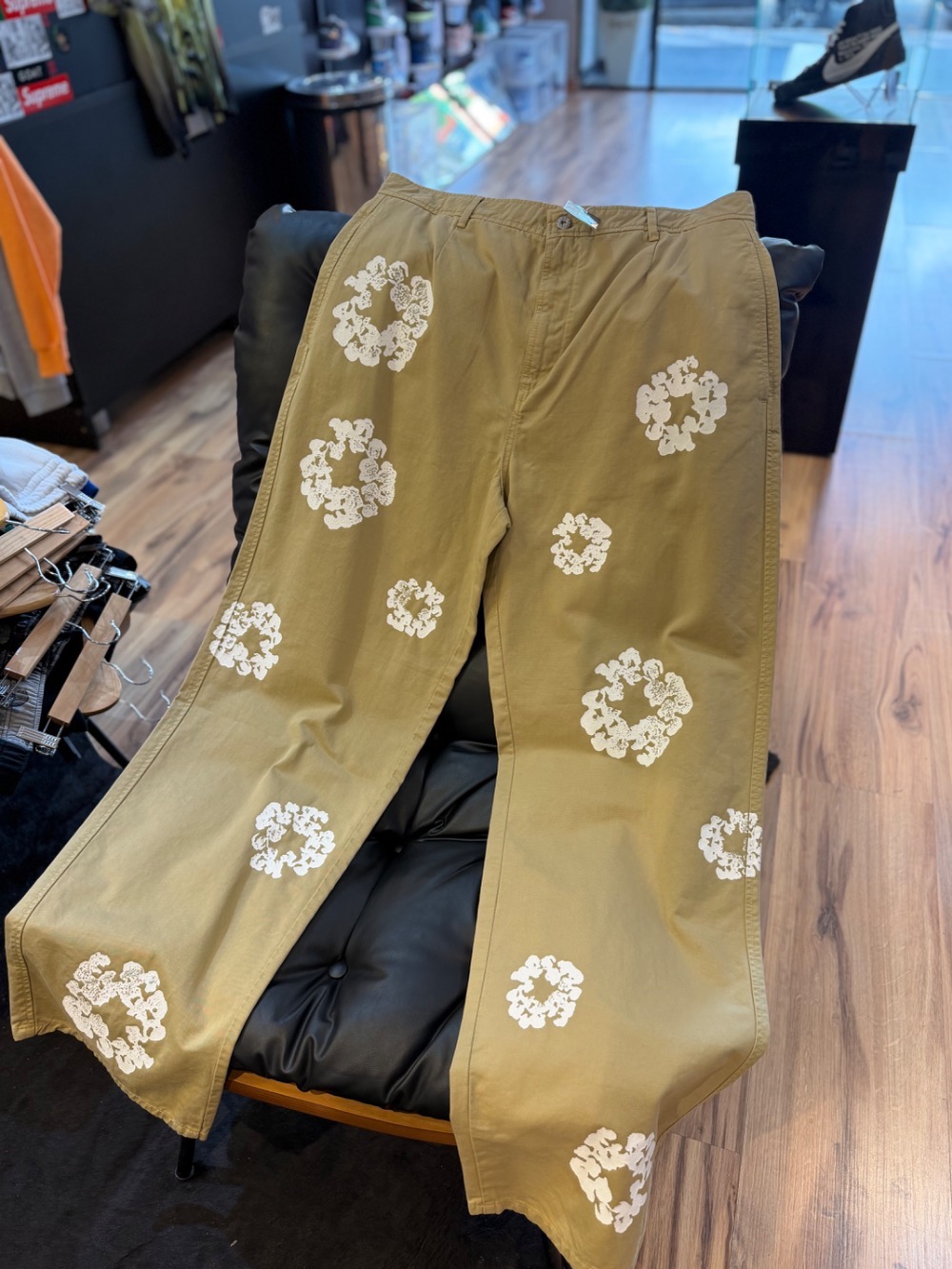 Calça Denim Tears Cotton Wreath Chino Khaki