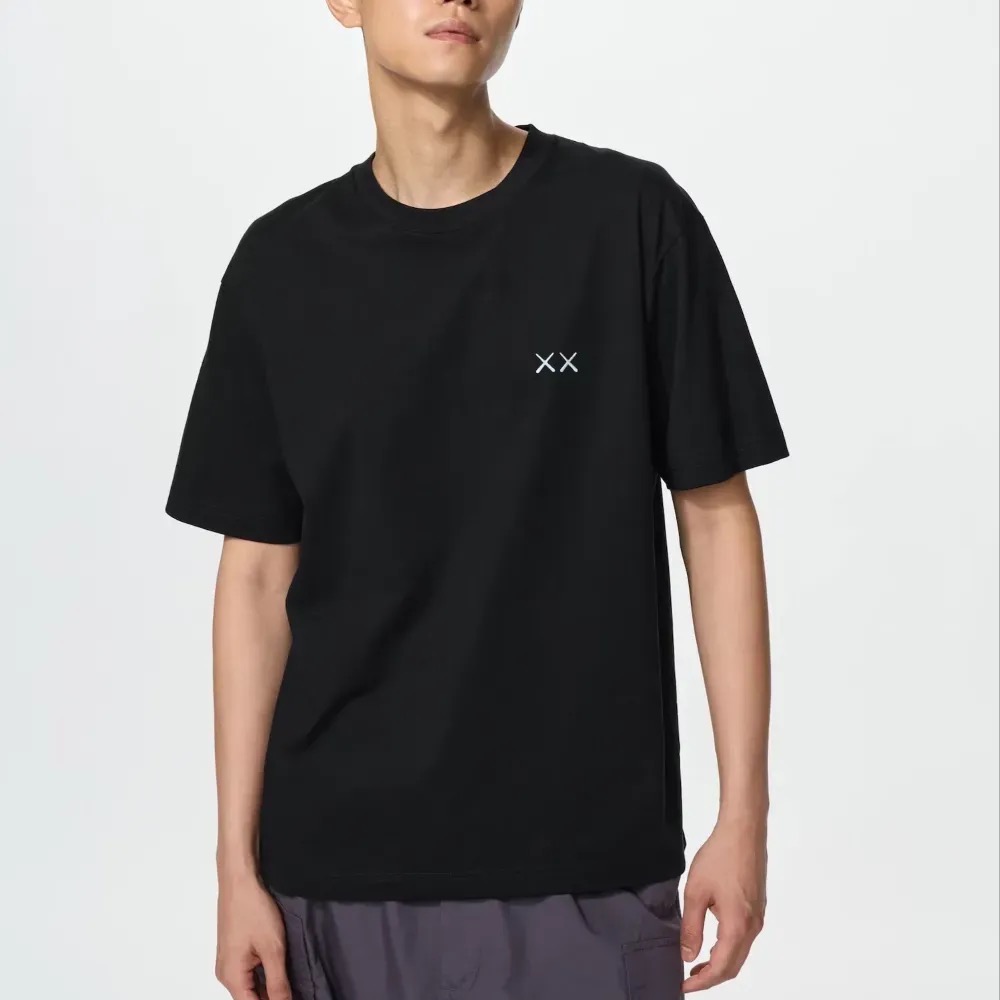 KAWS x Uniqlo Camiseta Universe UT Moon Black