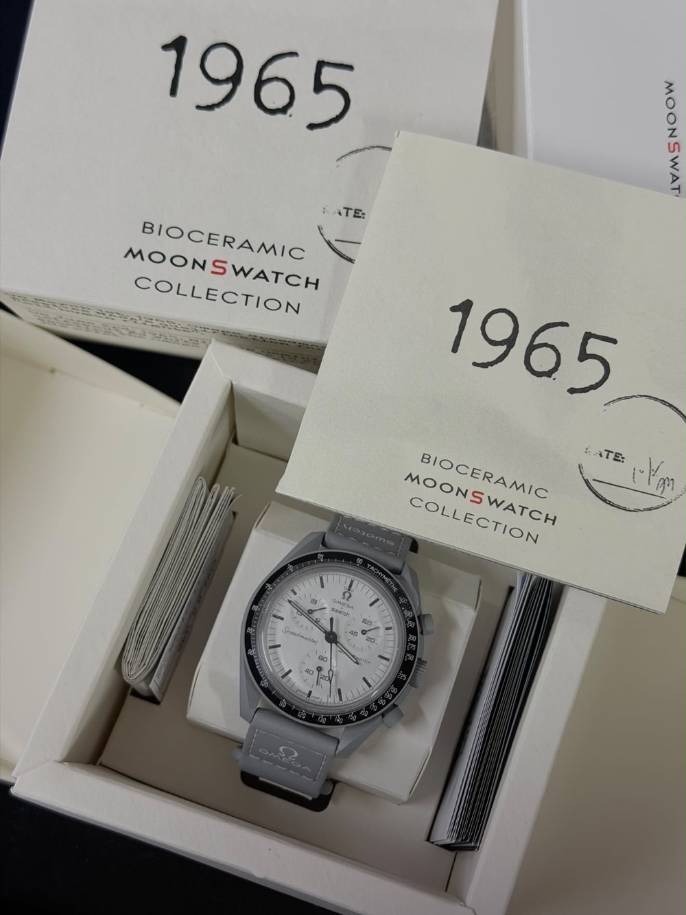 Swatch x Omega Relógio Moonwatch 1965 Grey