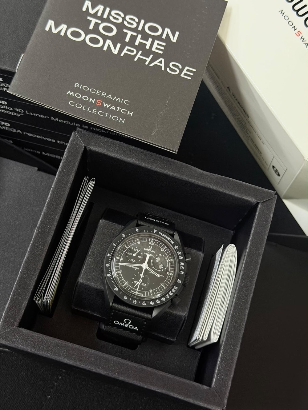 Swatch x Omega Relógio Bioceramic Moonswatch Mission Moonphase Snoopy Black