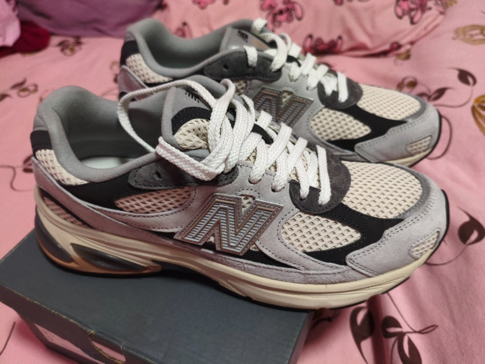 New Balance 2010 Cream Grey