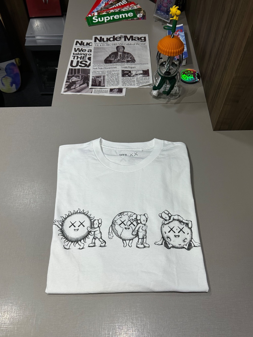 KAWS x Uniqlo Camiseta Universe UT Line Art White