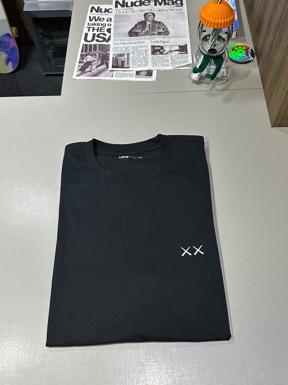 KAWS x Uniqlo Camiseta Universe UT Moon Black