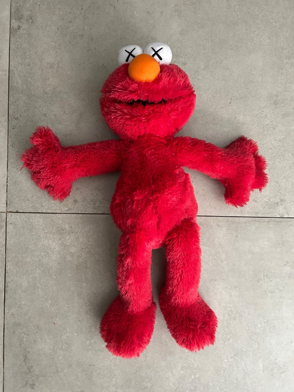 Sesame Street x KAWS Pelúcia Uniqlo Elmo Plush Red