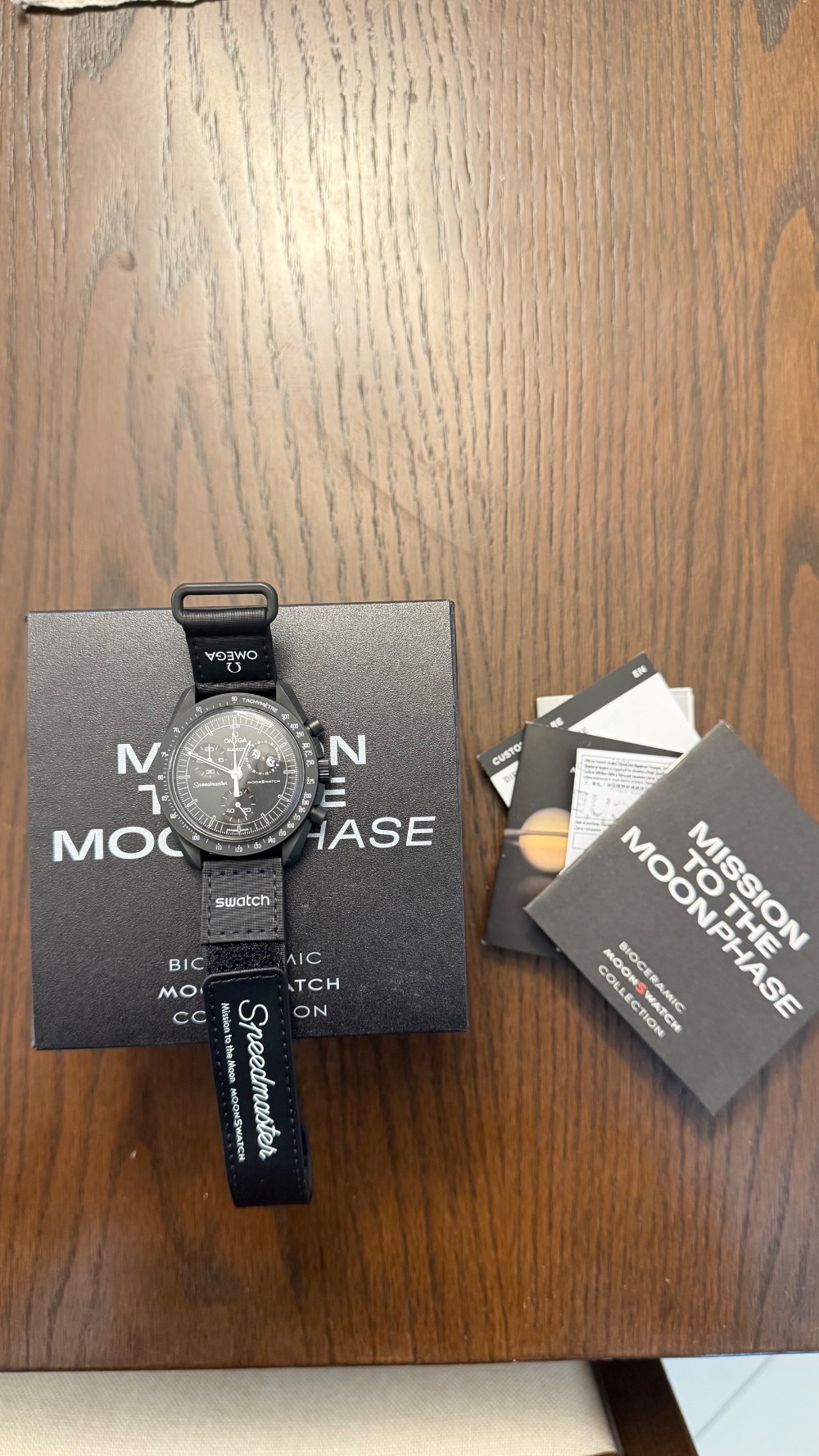 Swatch x Omega Relógio Bioceramic Moonswatch Mission Moonphase Snoopy Black