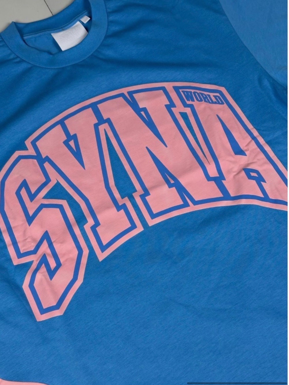 Camiseta Syna World College Blue Pink