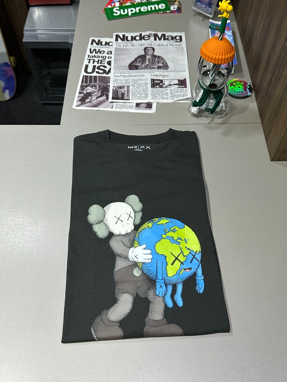KAWS x Uniqlo Camiseta Universe UT Graphic Gray