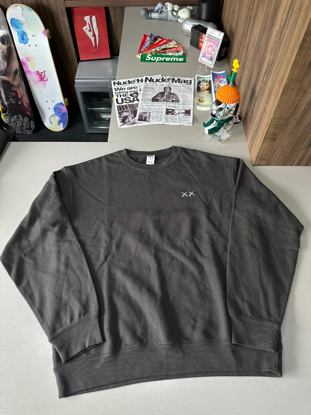 KAWS x Uniqlo Moletom Universe Earth Gray