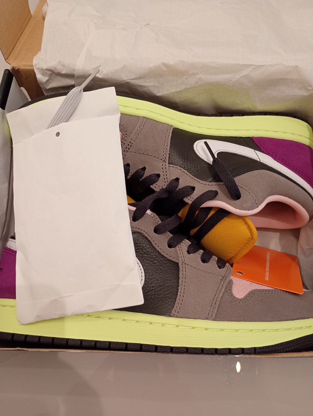 Air Jordan 1 Low SE Oil Grey Cave Stone Arctic Punch White