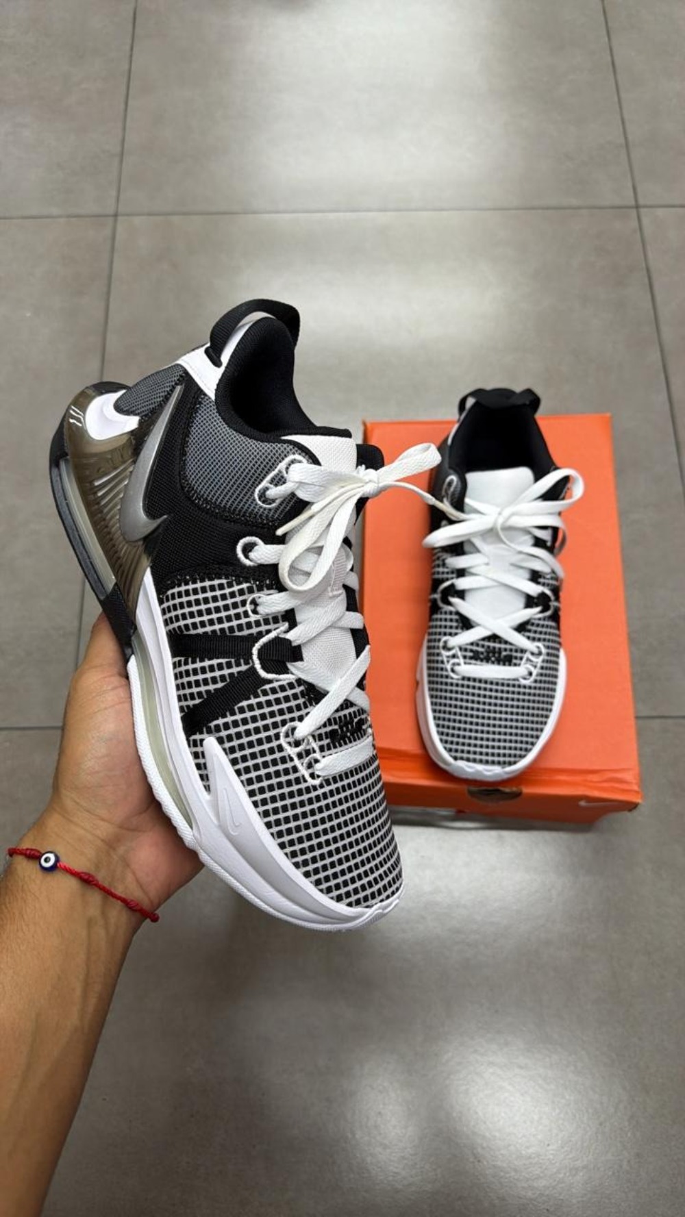 Nike LeBron Witness 7 Metallic Silver — 40, Novo