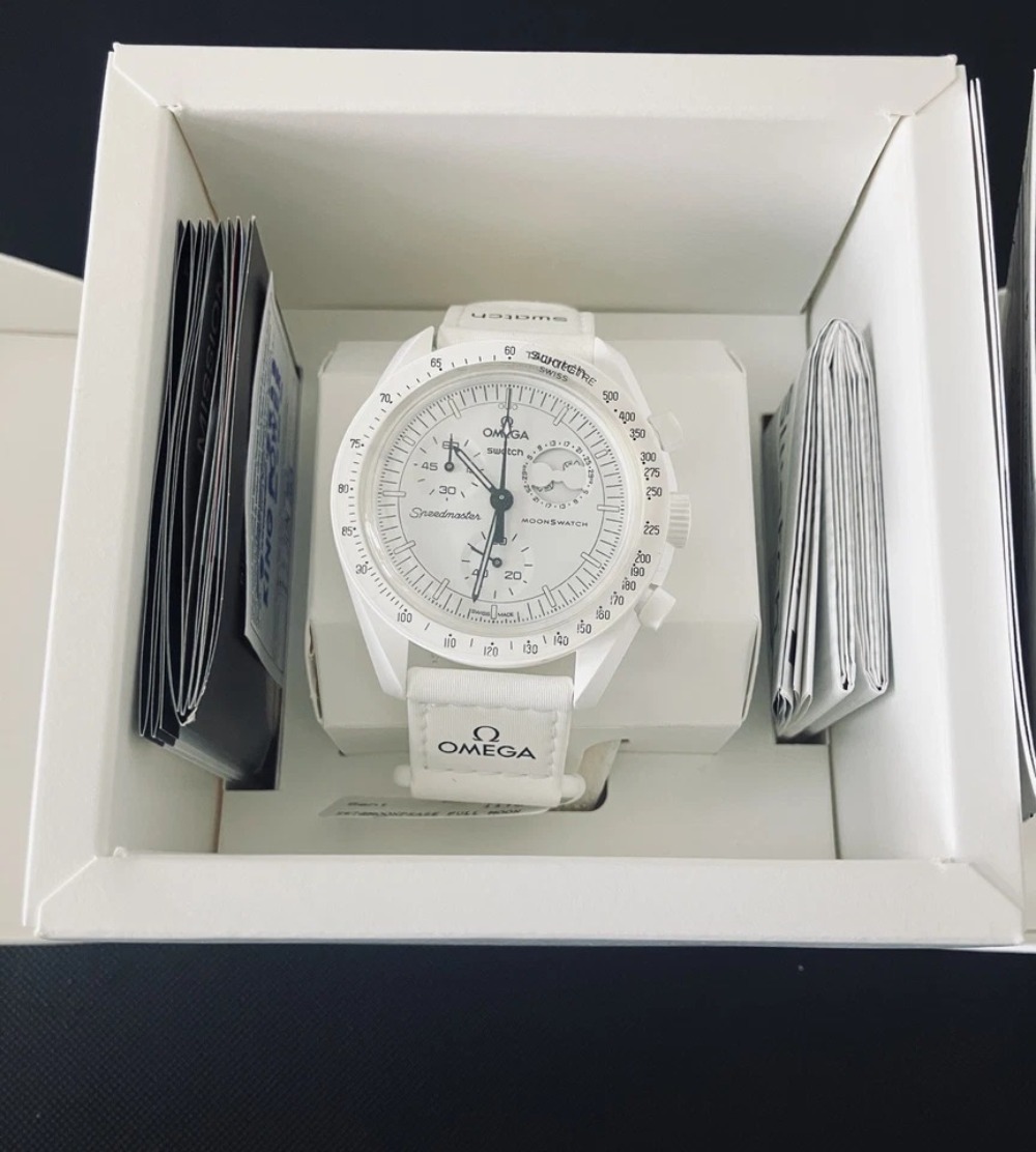 Swatch x Omega Relógio Bioceramic Moonswatch Mission To Moonphase Snoopy