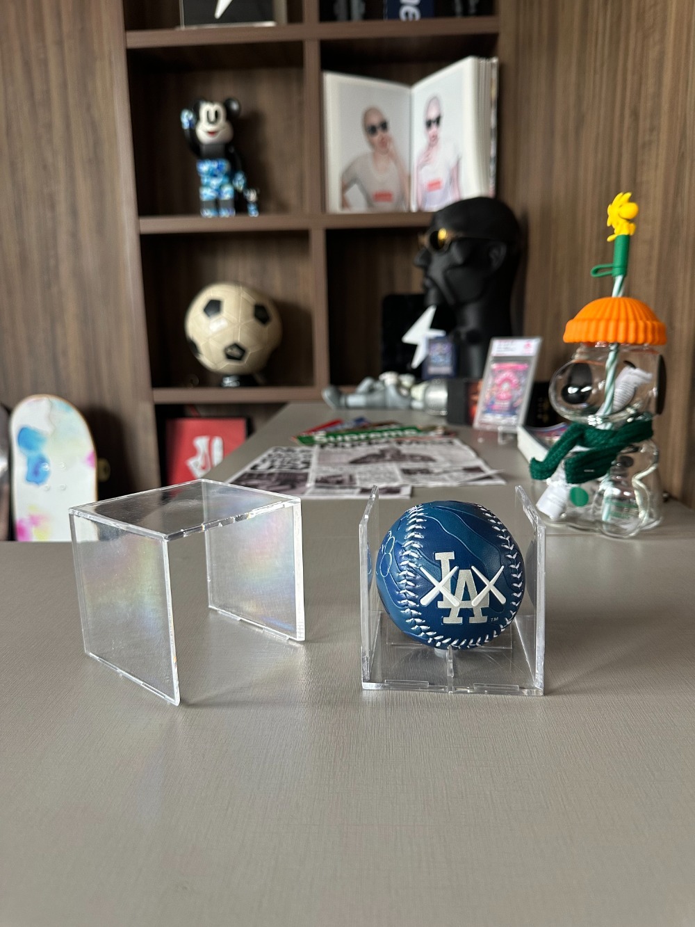 KAWS x Rawlings Bola De beisebol Los Angeles Dodgers Display Cube Blue