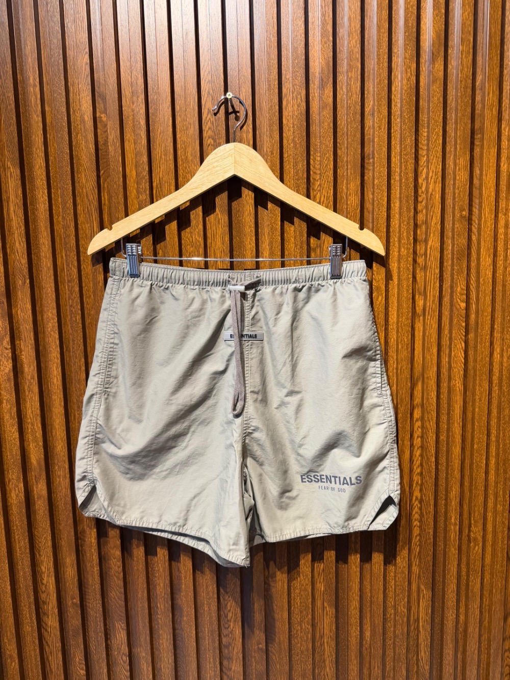 Bermuda Fear of God Essentials Nylon Running Short Dust
