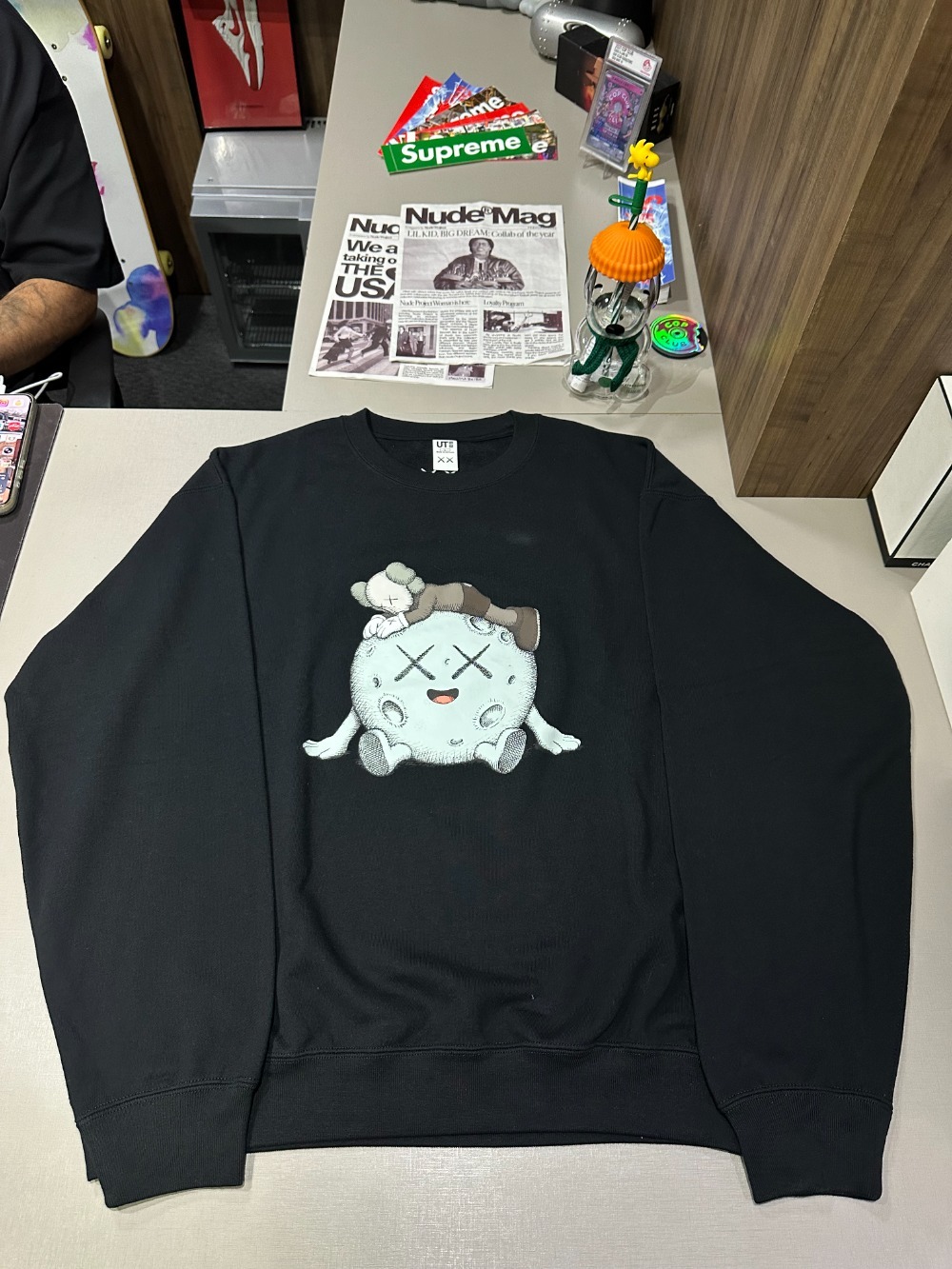 KAWS x UNIQLO Moletom Crewneck Universe Black