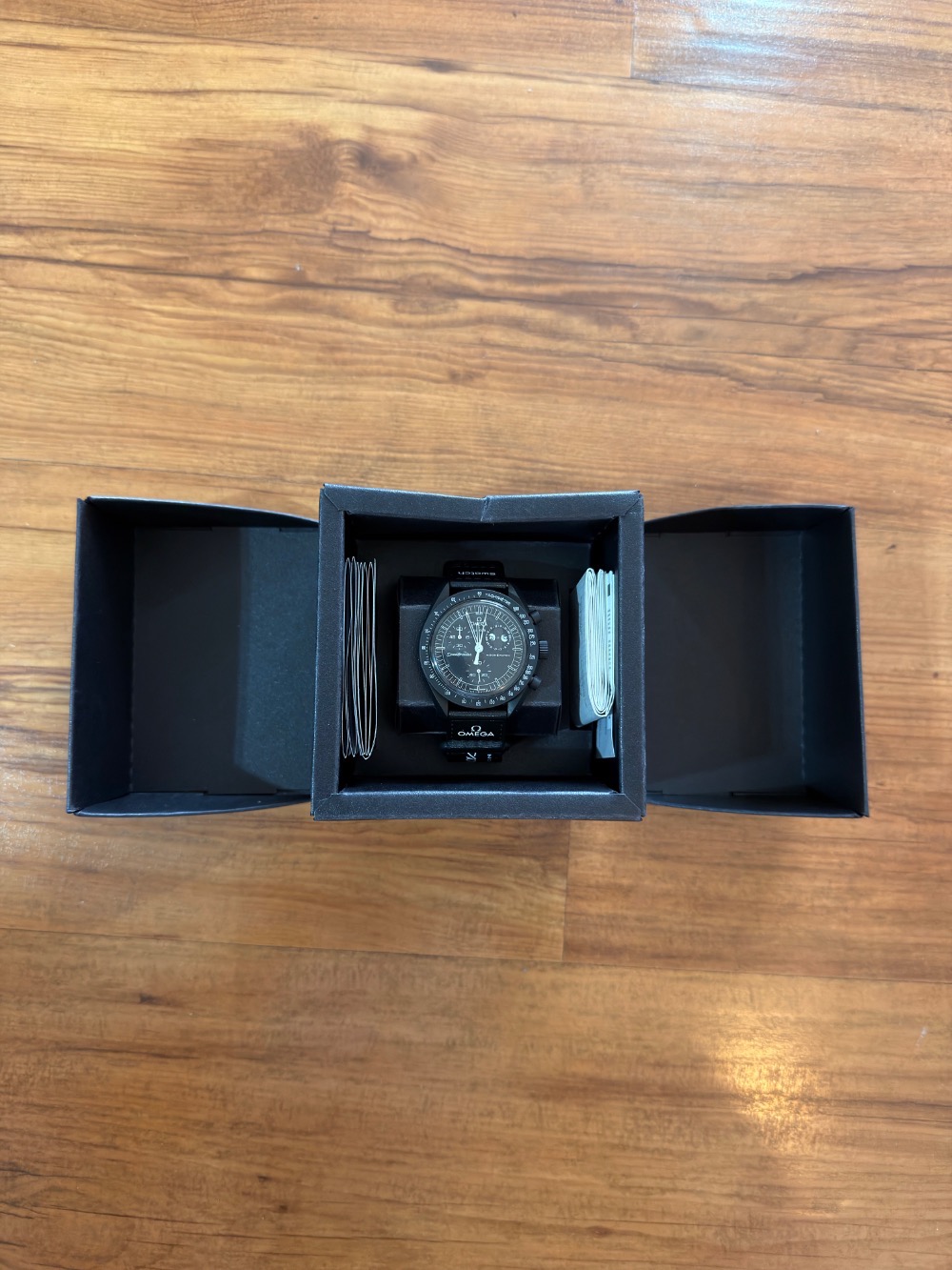 Swatch x Omega Relógio Bioceramic Moonswatch Mission Moonphase Snoopy Black