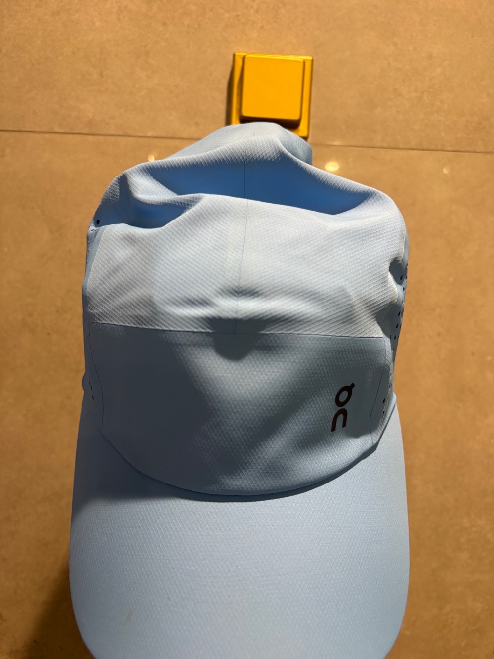 boné on running lightweight aba curva azul claro