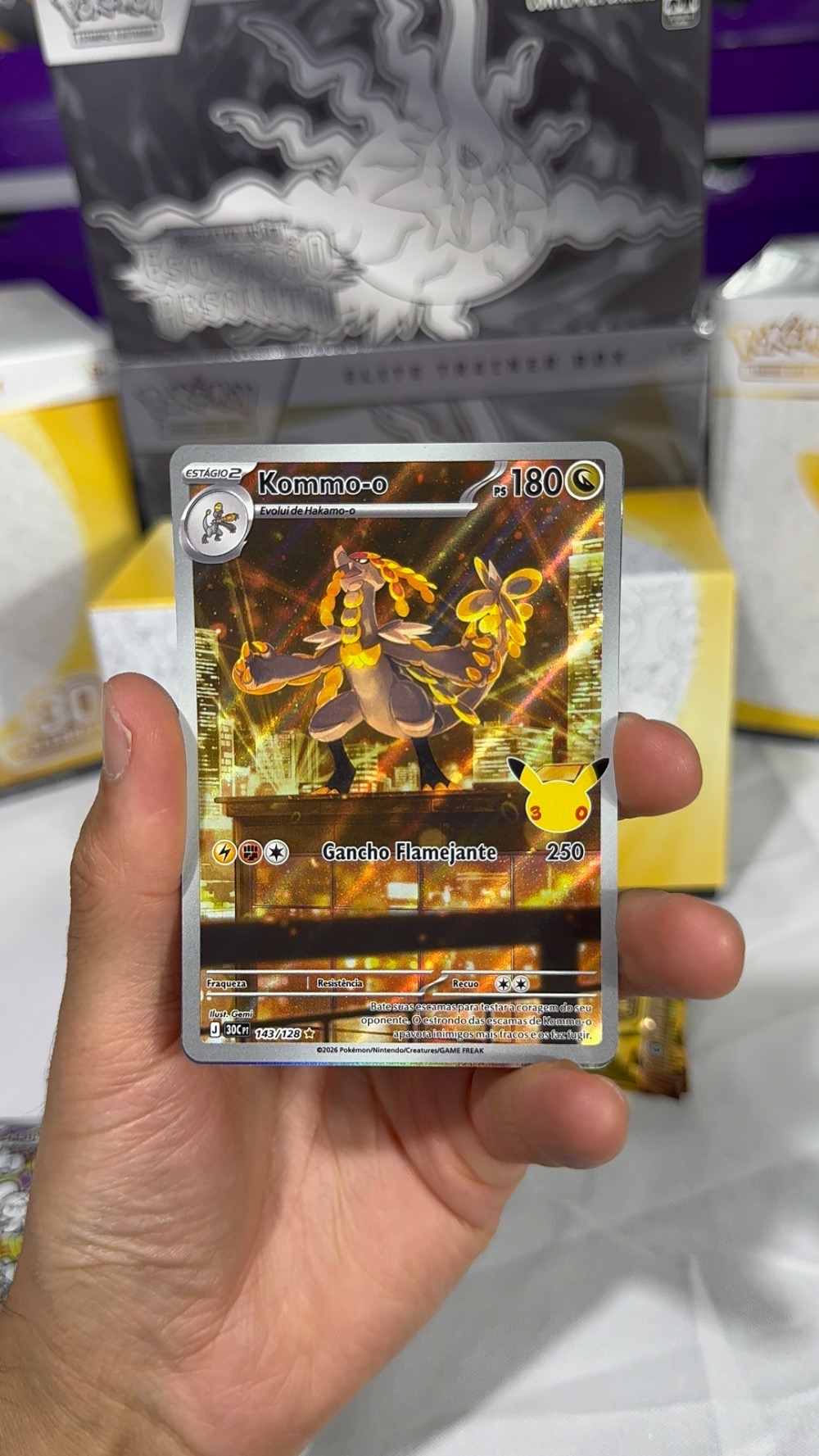 Kommo-o (143/128) Celebração de 30 Anos Pokémon TCG