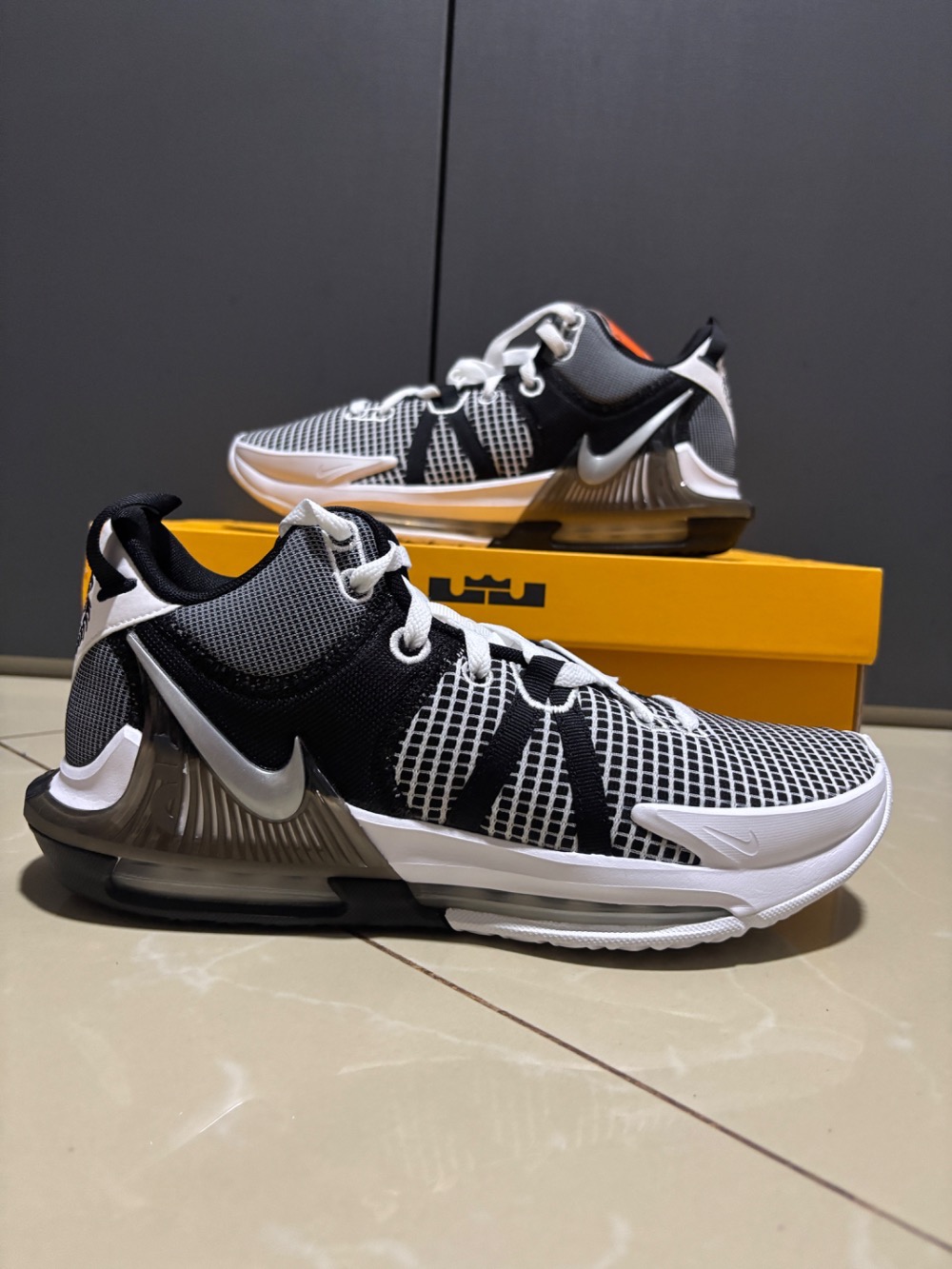 Nike LeBron Witness 7 Metallic Silver