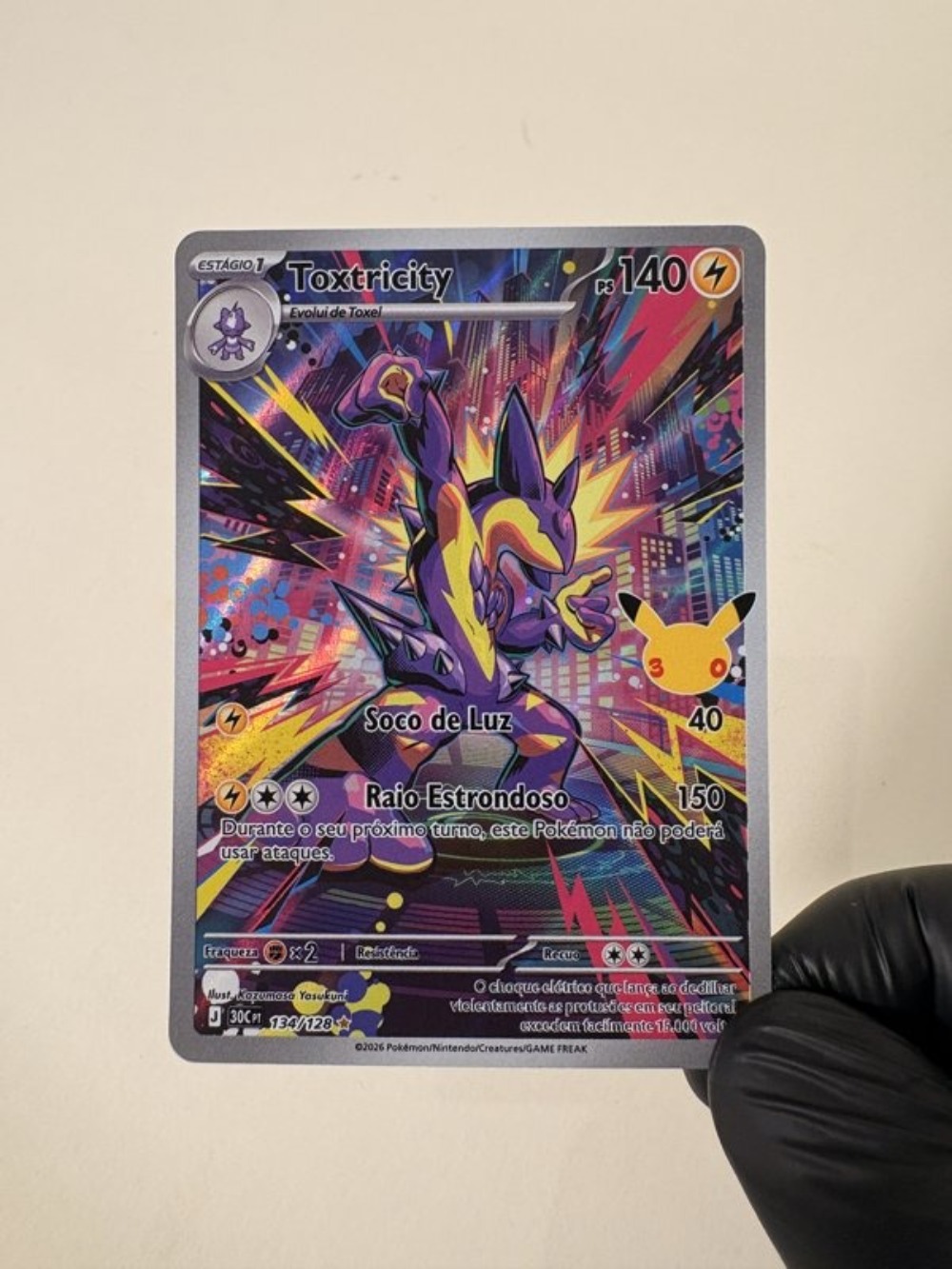 Toxtricity (134/128) Celebração de 30 Anos Pokémon TCG
