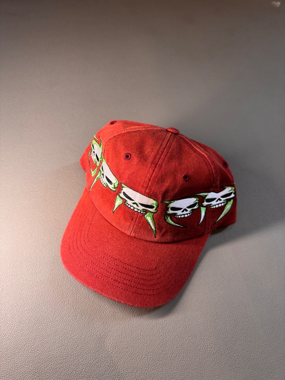 Boné Supreme Skulls Spellout 6-Panel Rust FW26-W4