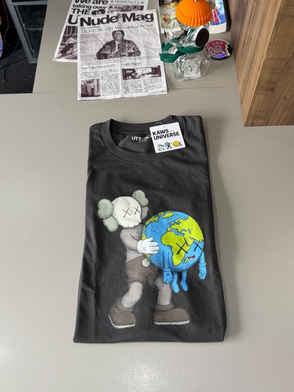 KAWS x Uniqlo Camiseta Universe UT Graphic Gray