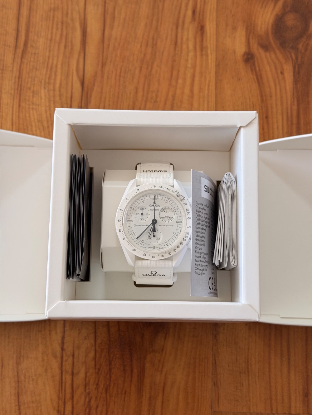 Swatch x Omega Relógio Bioceramic Moonswatch Mission To Moonphase Snoopy