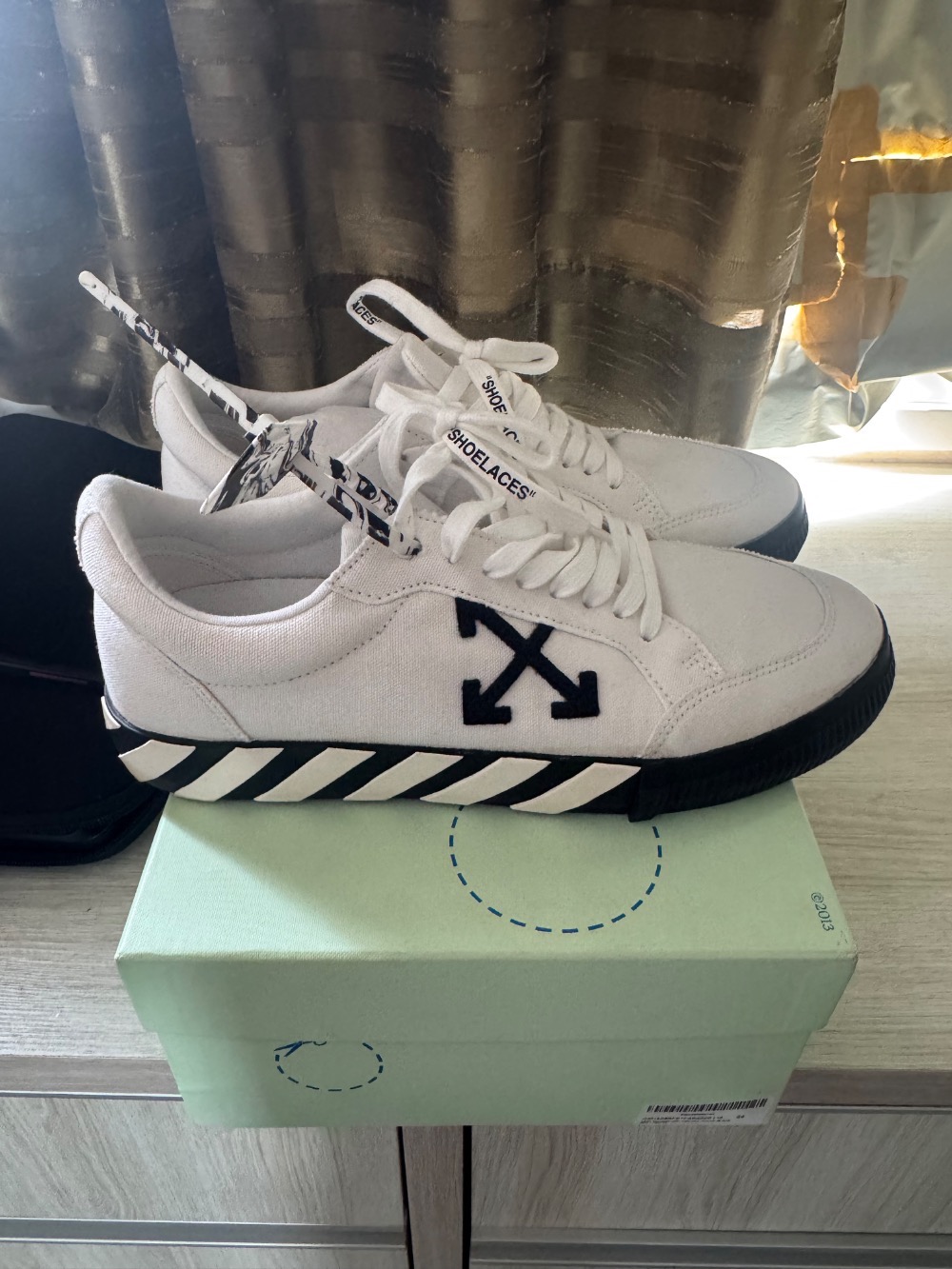 Off-White Vulcanized Low Canvas White Black — 44, Usado