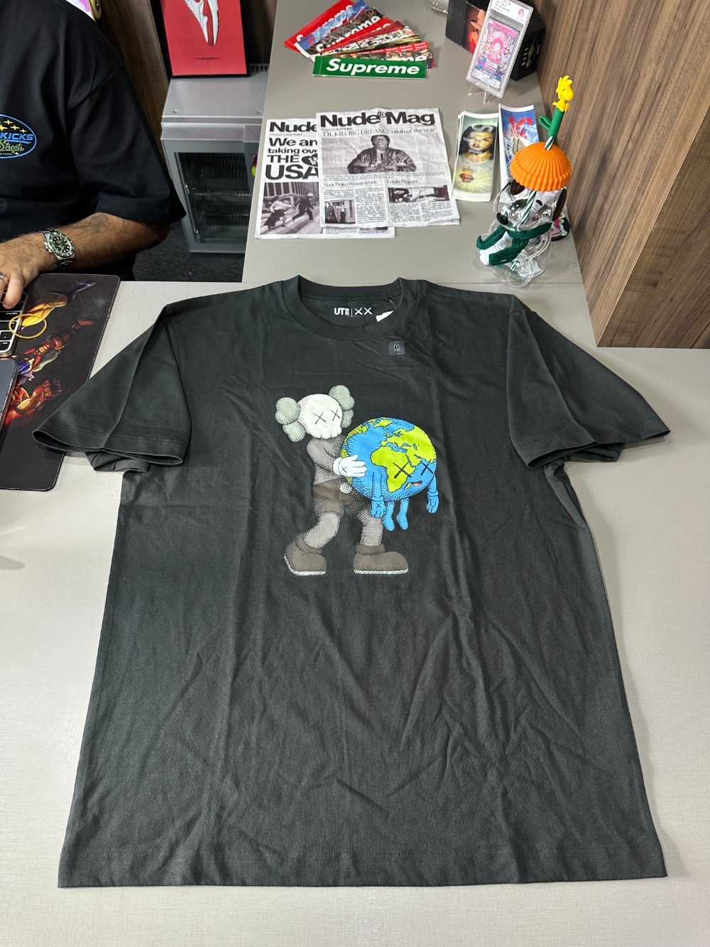 KAWS x Uniqlo Camiseta Universe UT Graphic Gray