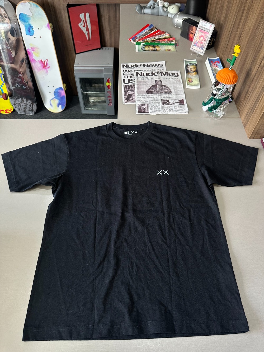 KAWS x Uniqlo Camiseta Universe UT Moon Black