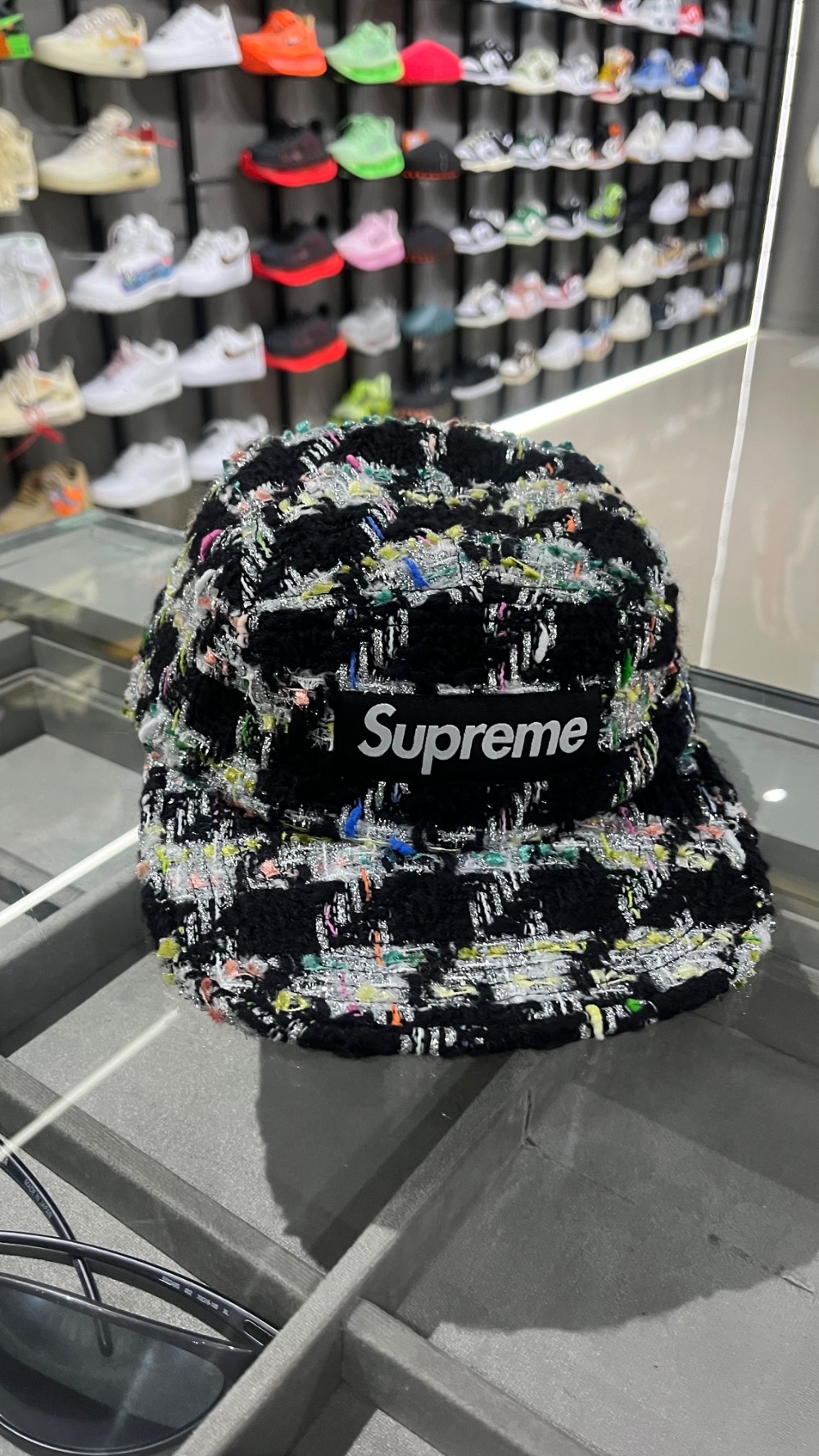 Boné Supreme Metallic Bouclé Camp Cap Black FW26-W8 — Único, Novo
