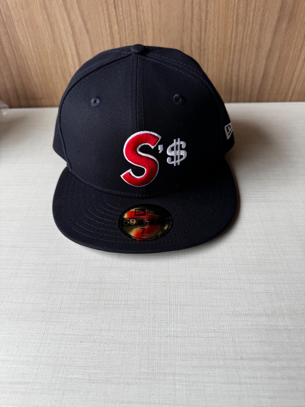 New Era x Supreme Boné Money S Logo Navy FW26-W4