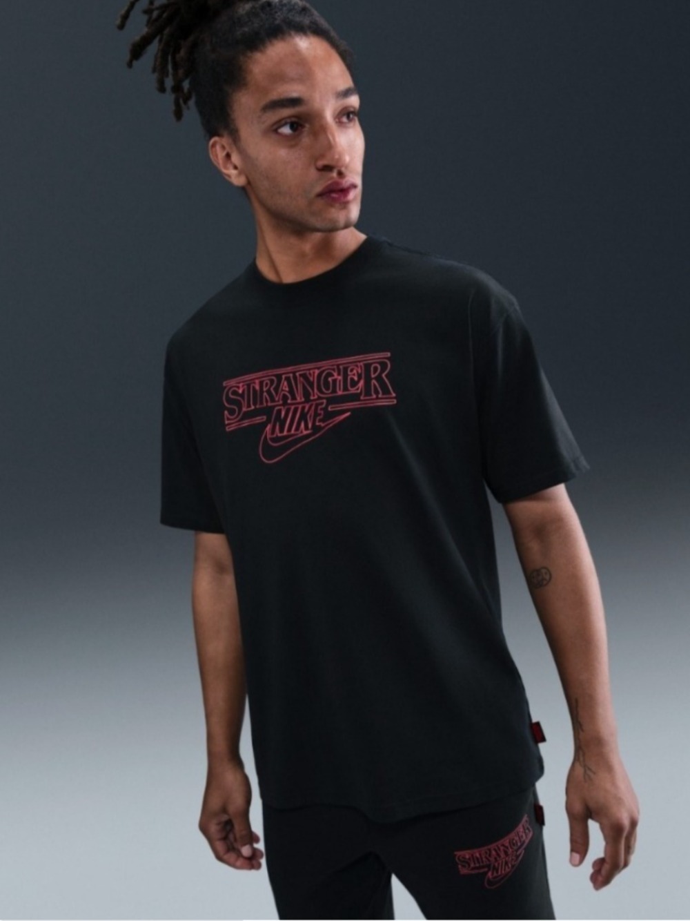 Stranger Things x Nike Camiseta NSW Black — G, Novo