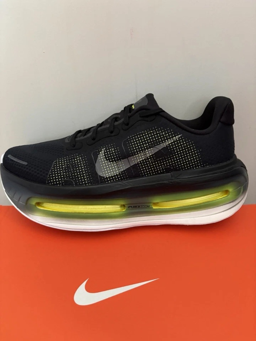 Nike Vomero Premium Black Volt — 41, Novo