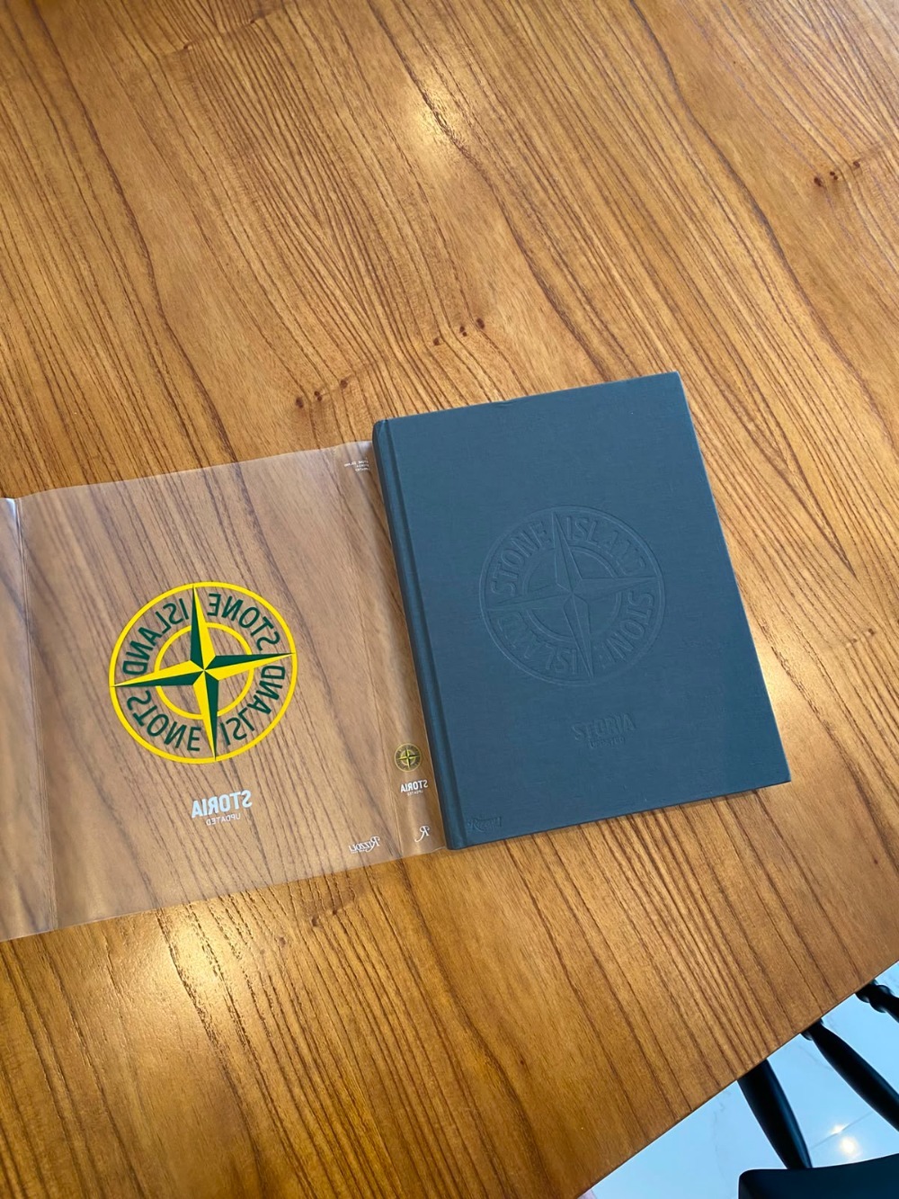 Table book stone island: storia revised & updated