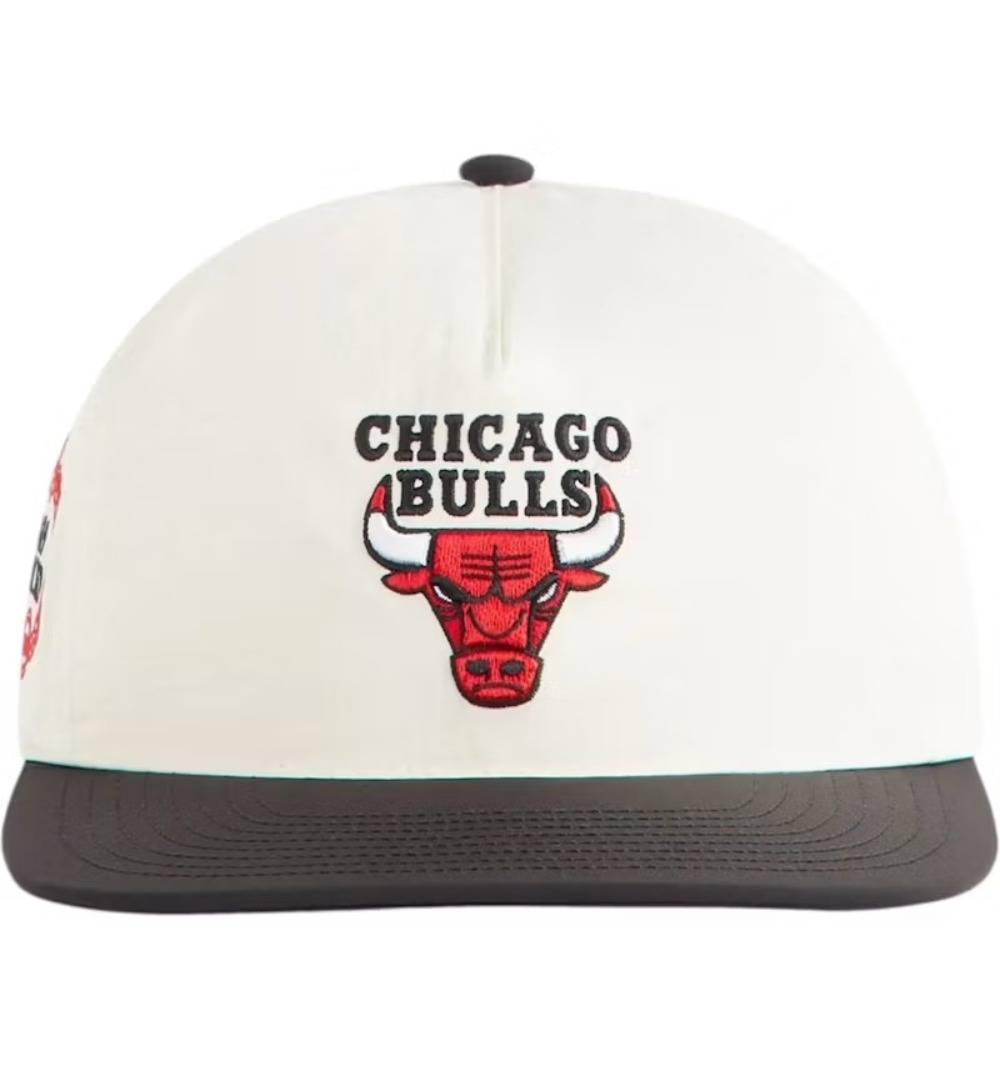 KITH x 47 - Boné Chicago Bulls Nylon SL Hitch Snapback "Creme/Preto" -NOVO-