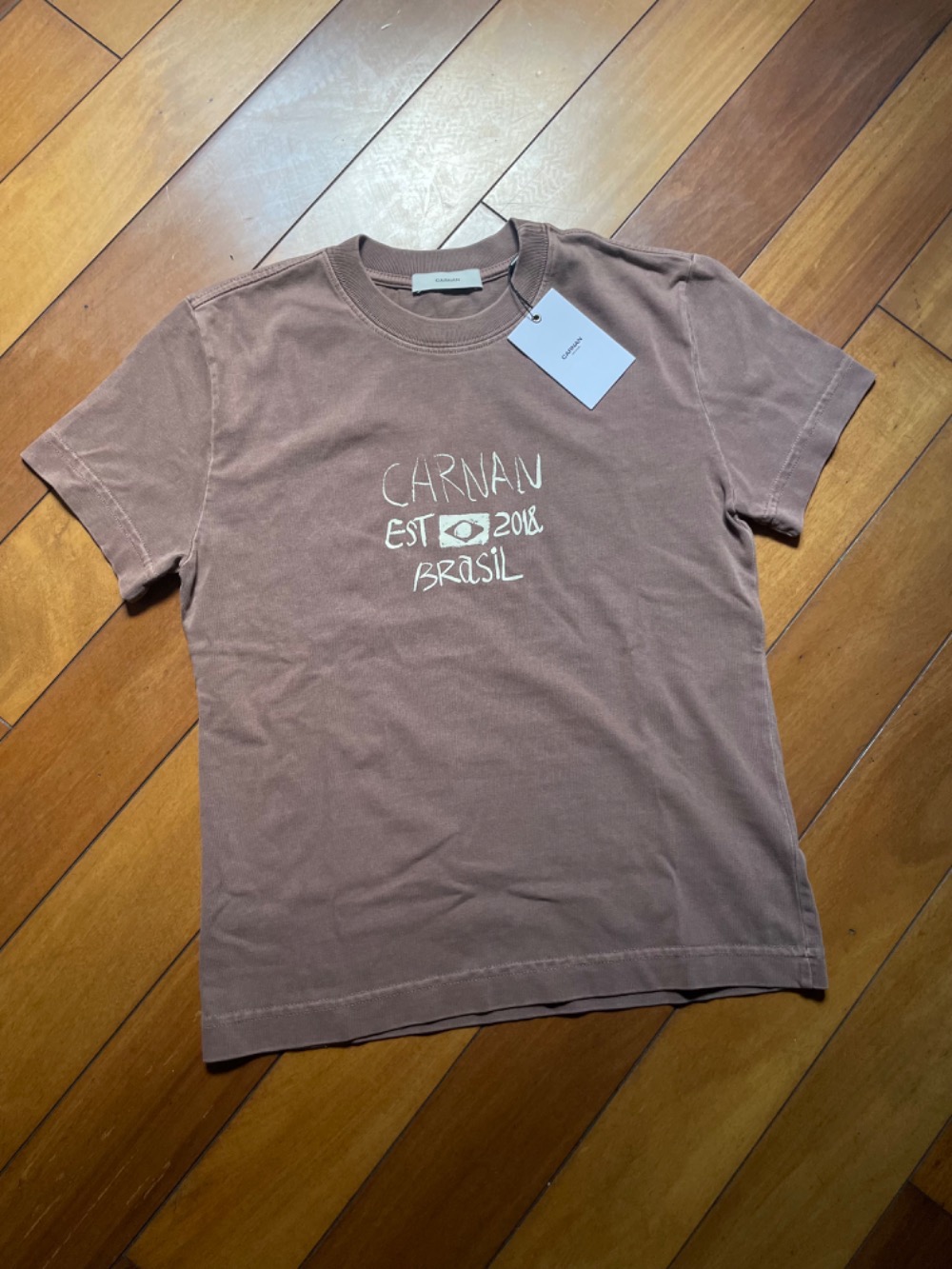 Camiseta Carnan Unfolding Baby Tee Marrom