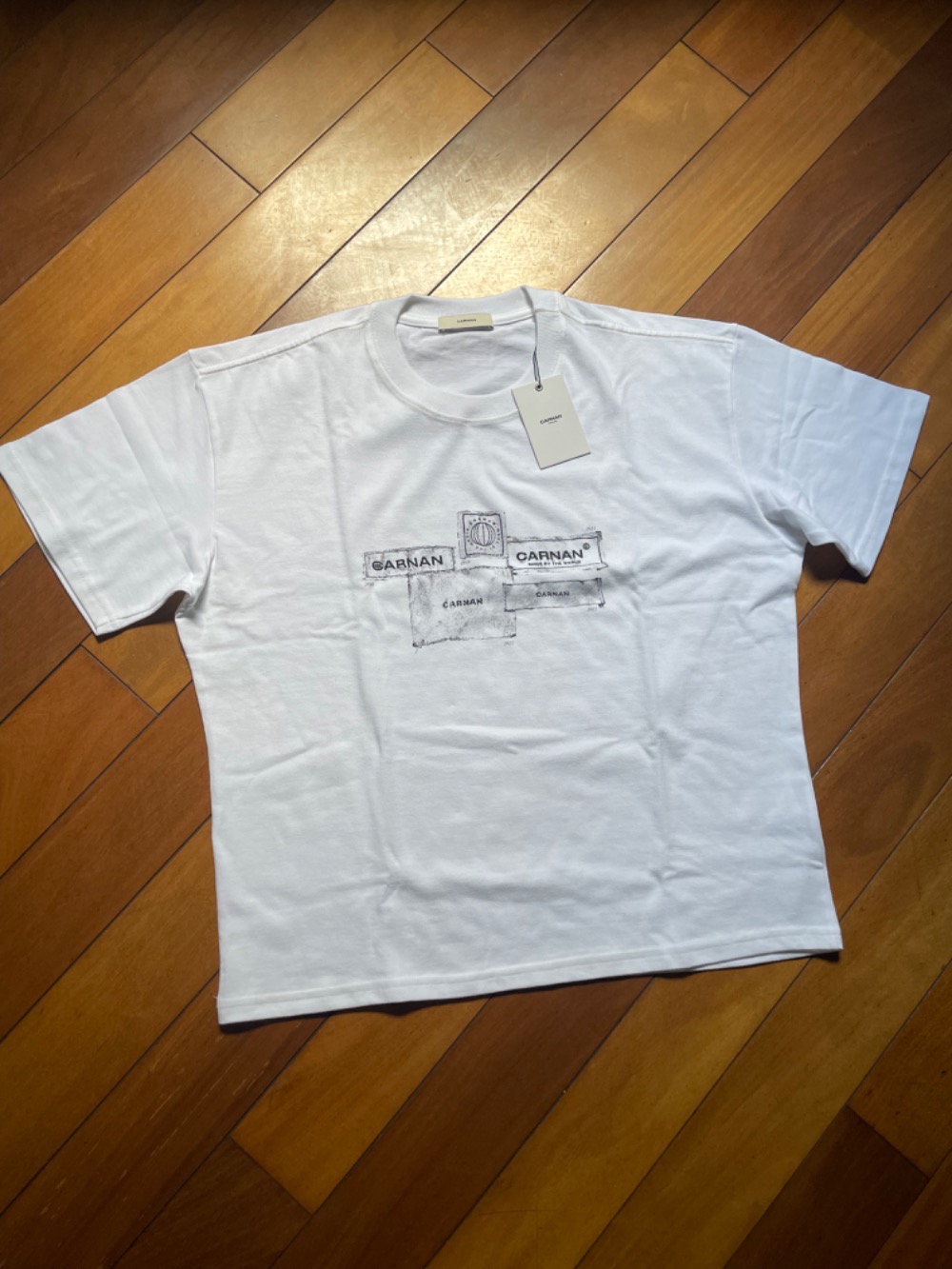 Camiseta Carnan Labels Boxy Off White