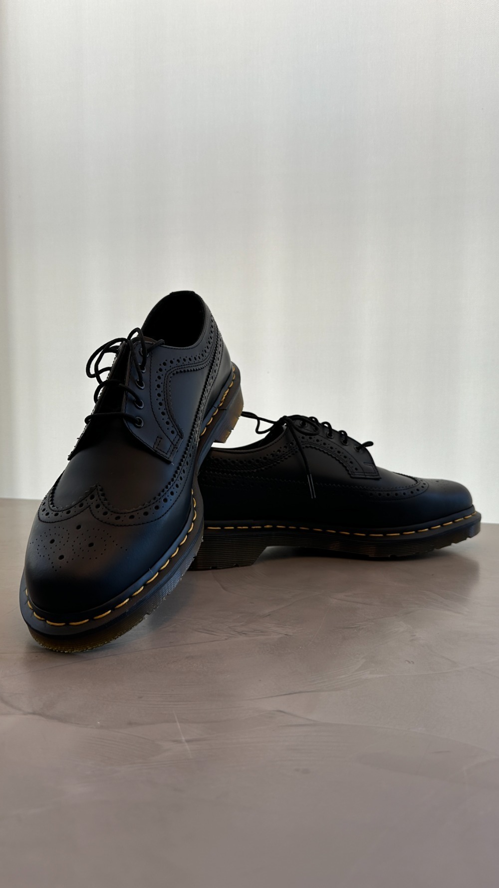 Sapato Dr. Martens derby 3989 com pesponto amarelo e detalhes brogue - tamanho 42 (10 uk)