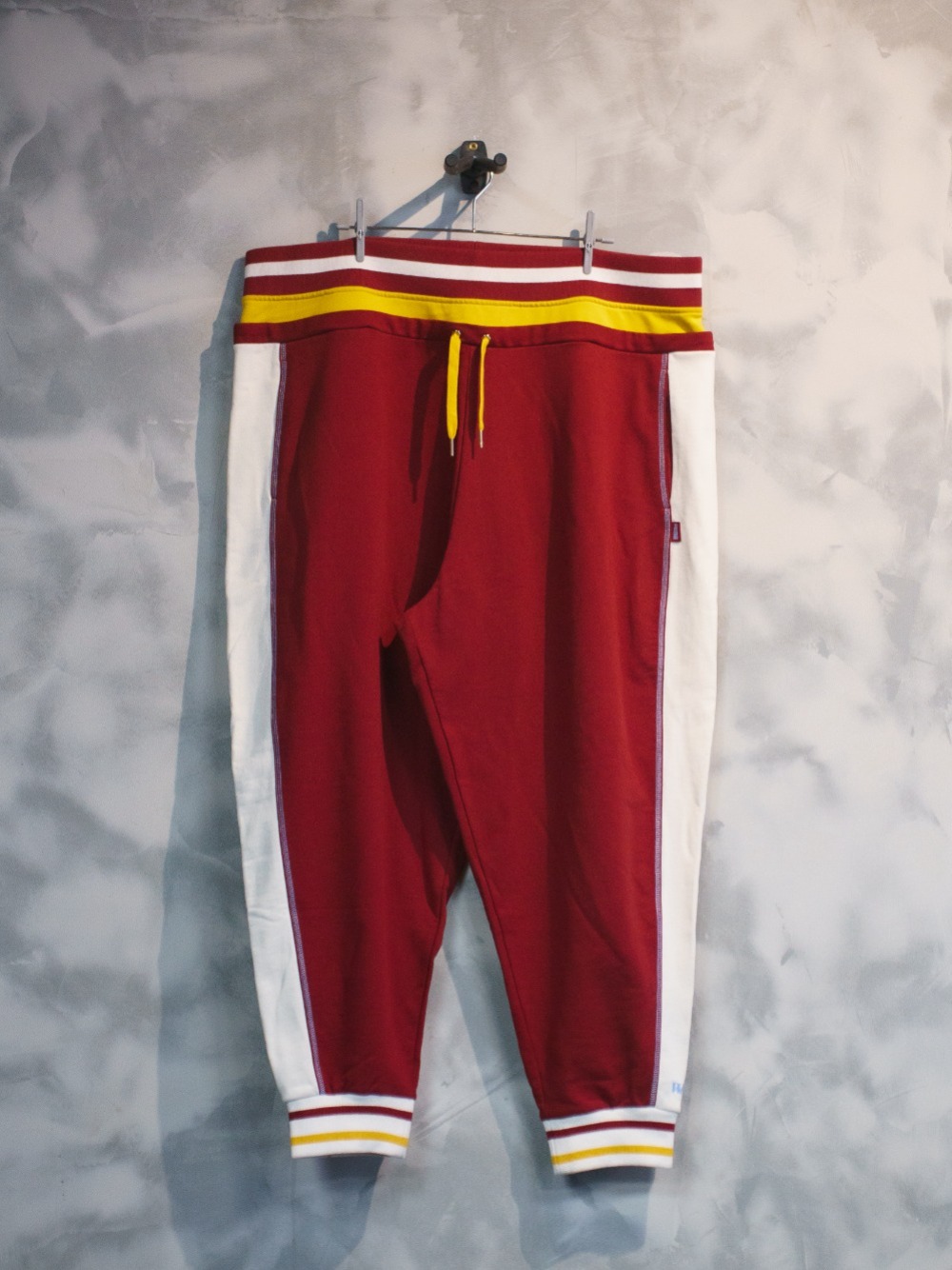 Calça de moletom Puma vermelha/amarela