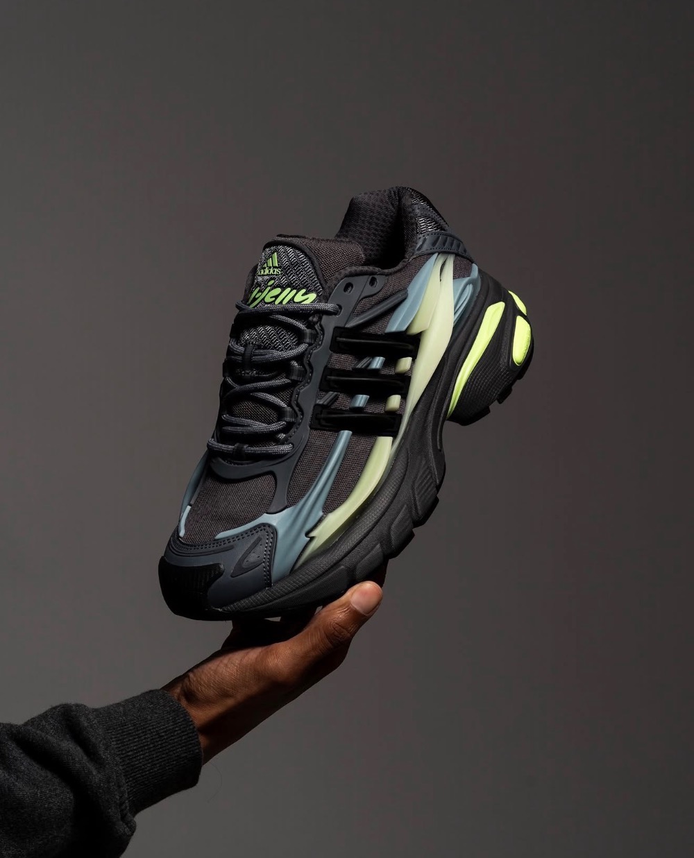 Pharrell Williams x adidas Adistar Jellyfish Onix Aurora Onix Core Black — 42, Novo