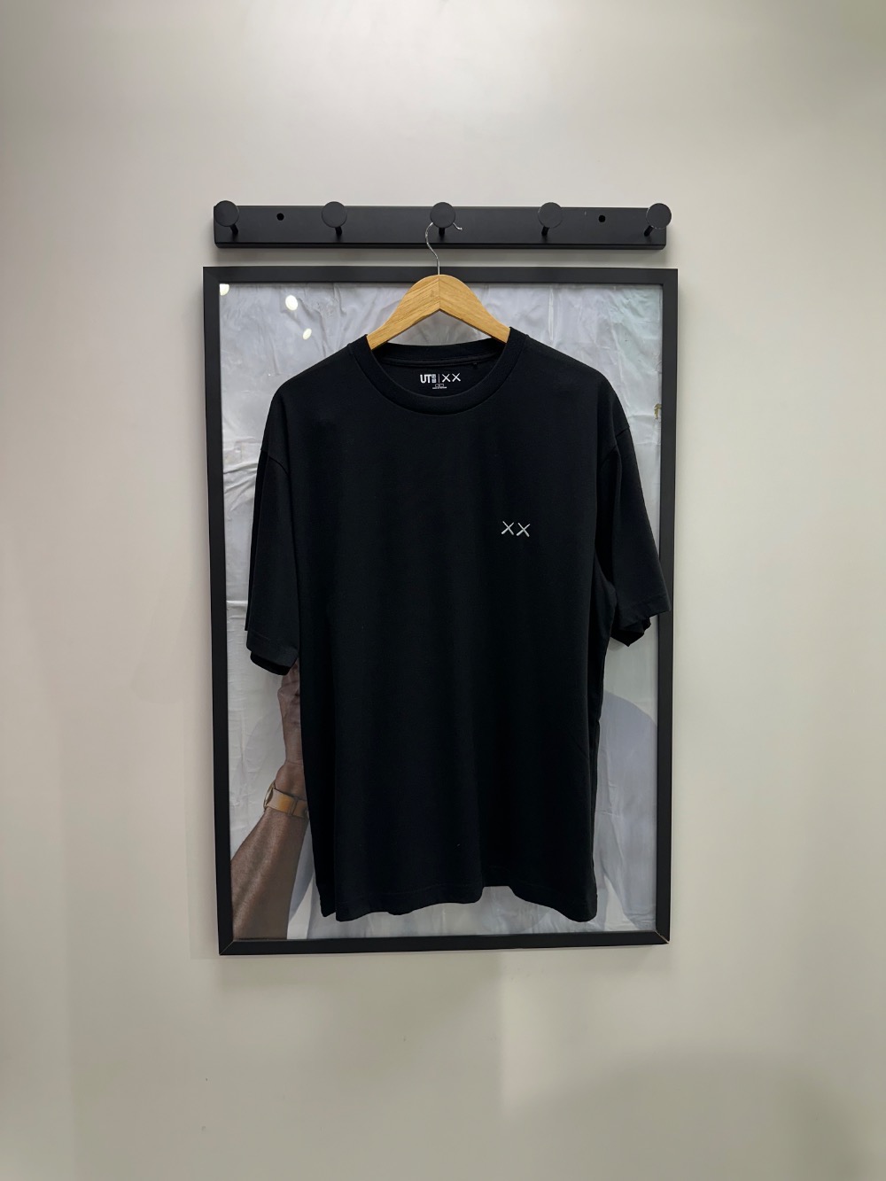 KAWS x Uniqlo Camiseta Universe UT Moon Black