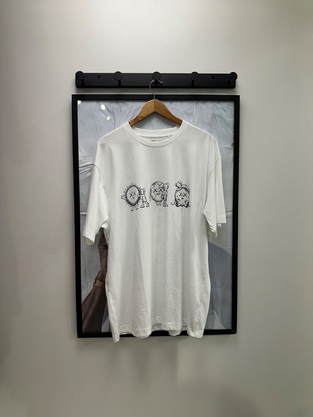 KAWS x Uniqlo Camiseta Universe UT Line Art White