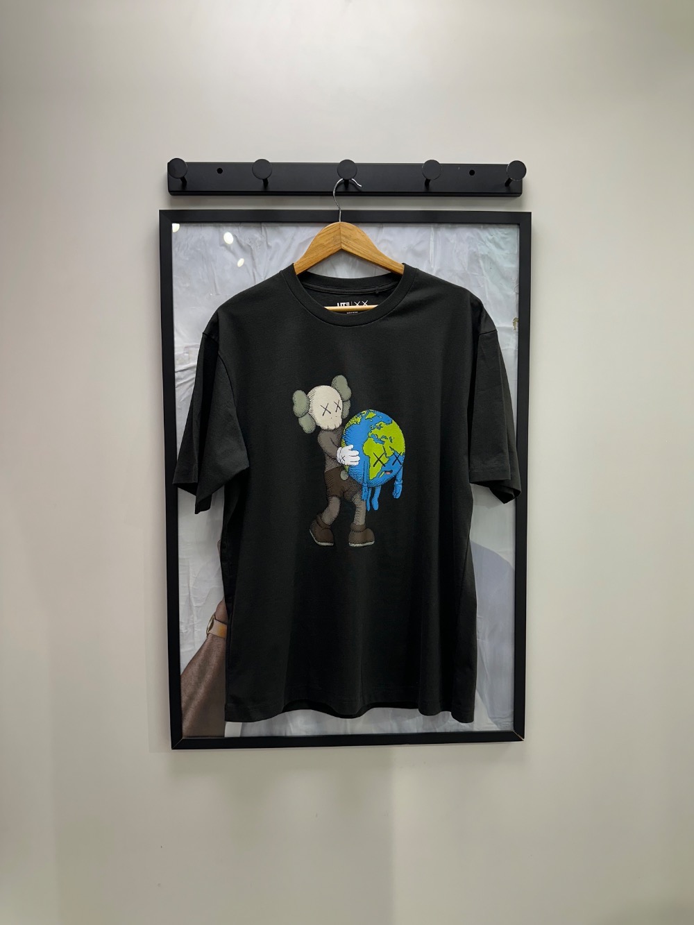 KAWS x Uniqlo Camiseta Universe UT Graphic Gray