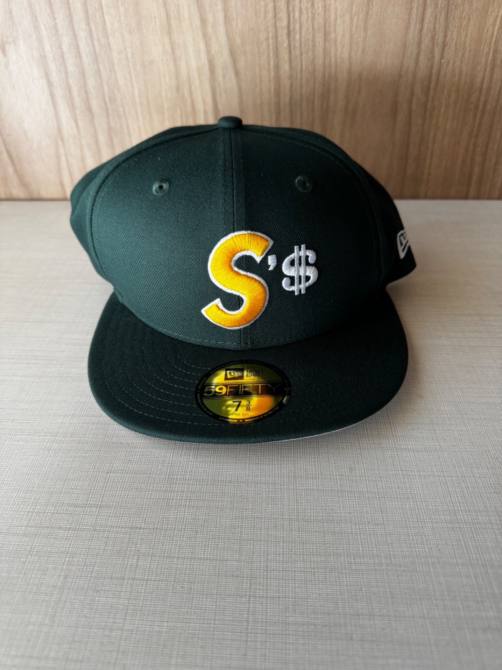 New Era x Supreme Boné Money S Logo Dark Green FW26-W4